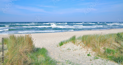 Strand und windgepeitschte Ostsee am Seebad Baabe auf der Insel R  gen Ostsee Mecklenburg-Vorpommern Deutschland