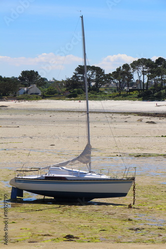 Voilier échoué à marée basse photo