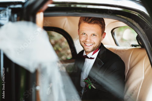 Φωτογραφία Bridegroom sitting in wedding car