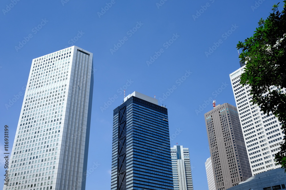 梅雨明けした都市風景