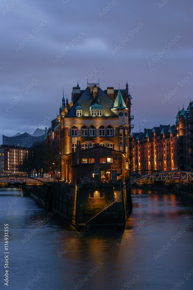 Fototapeta premium Speicherstadt Hamburg bei Nacht