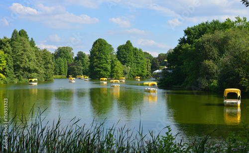 Luisenpark Mannheim mit Ausflugsbooten auf dem Wasser