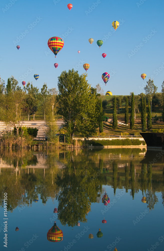 Fototapeta premium Mongolfiere in volo sopra al lago