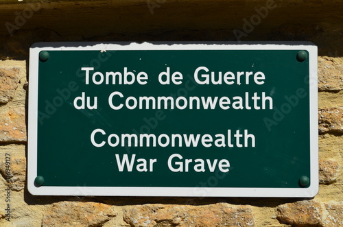 Panneau de présence d'une tombe militaire alliée (Normandie)