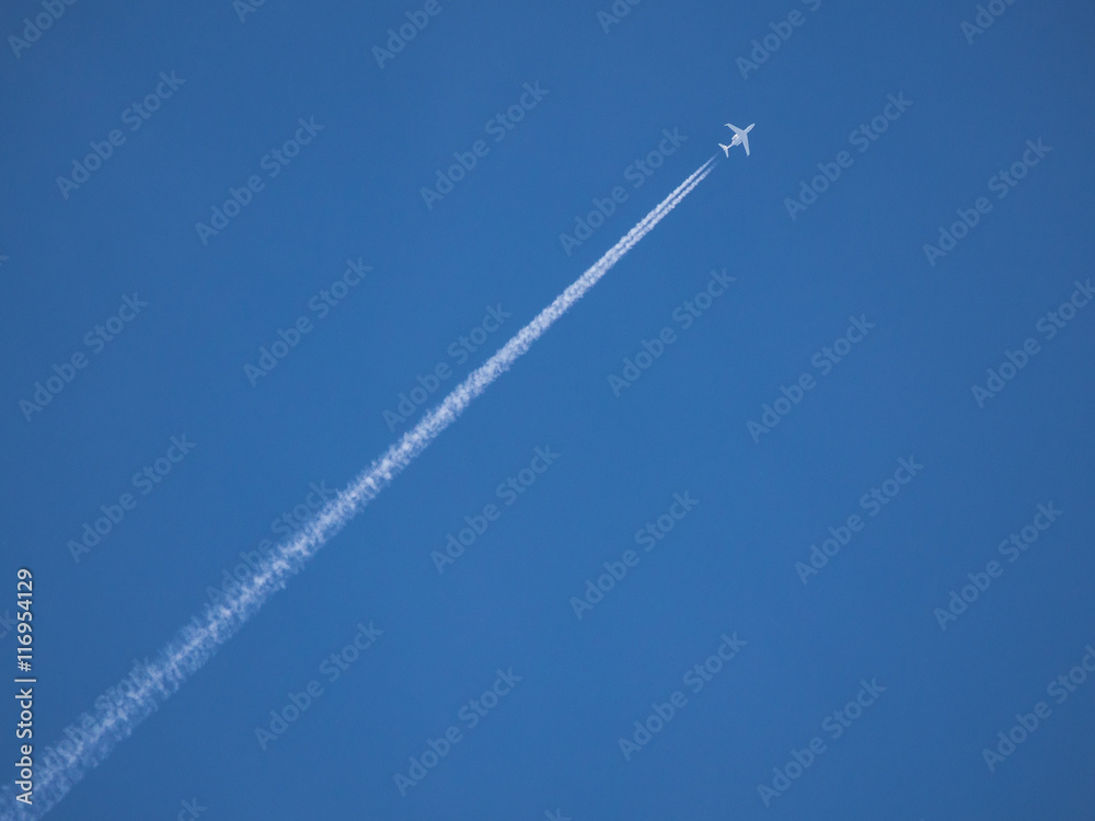 Flugzeug mit Kondensstreifen / Plane with contrails Flugzeug mit Kondensstreifen / Plane with contrails