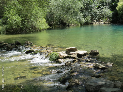 Espagne - Andalousie - Petit barrage en pierres sur la rivière verte près de la grotte du chat