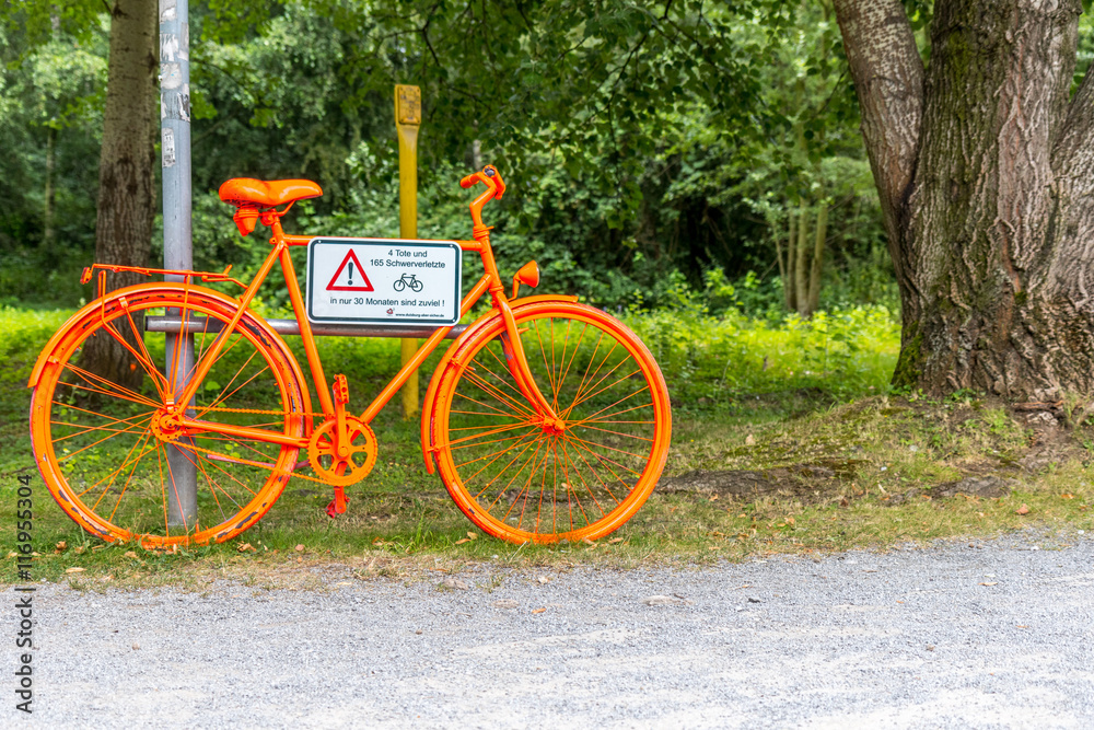 Fototapeta premium Oranges Fahrrad mit weisser Warntafel