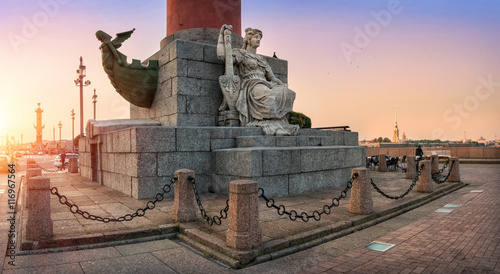 Скульптура Нева на Ростральной кол