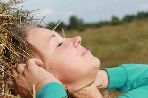 Портрет молодой девушки блондинки на сене