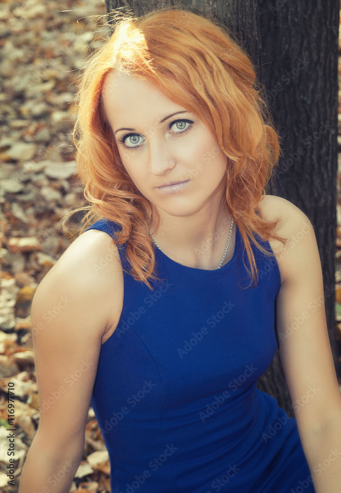 Fototapeta premium портрет девушки в парке