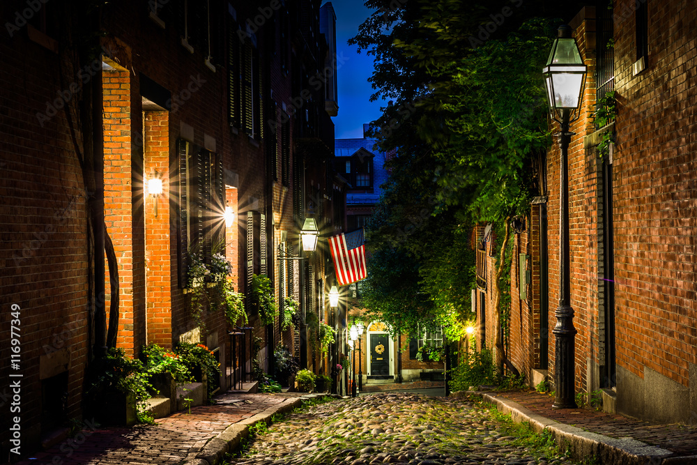 Fototapeta premium Acorn Street at night, in Beacon Hill, Boston Massachusetts.