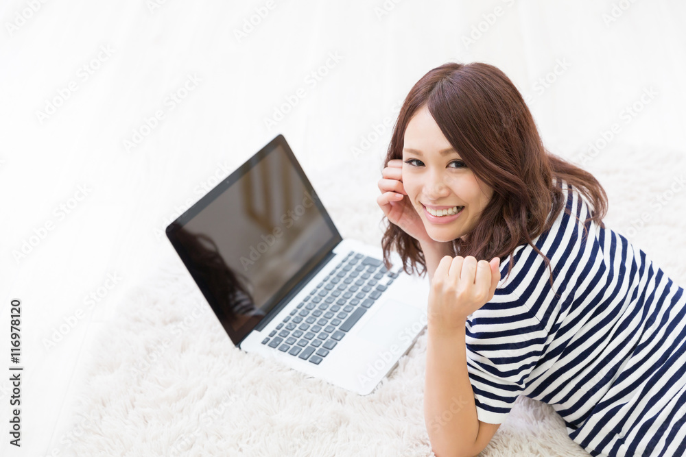 Naklejka premium 部屋でパソコンを見る女性 画面