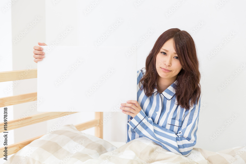 ホワイトボードを持つ女性 パジャマ 考える ホワイトボードを持つ女性 パジャマ 考える
