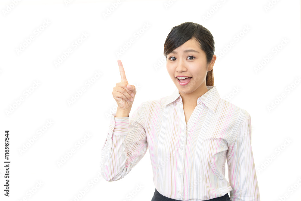 指示する笑顔の女性 指示する笑顔の女性
