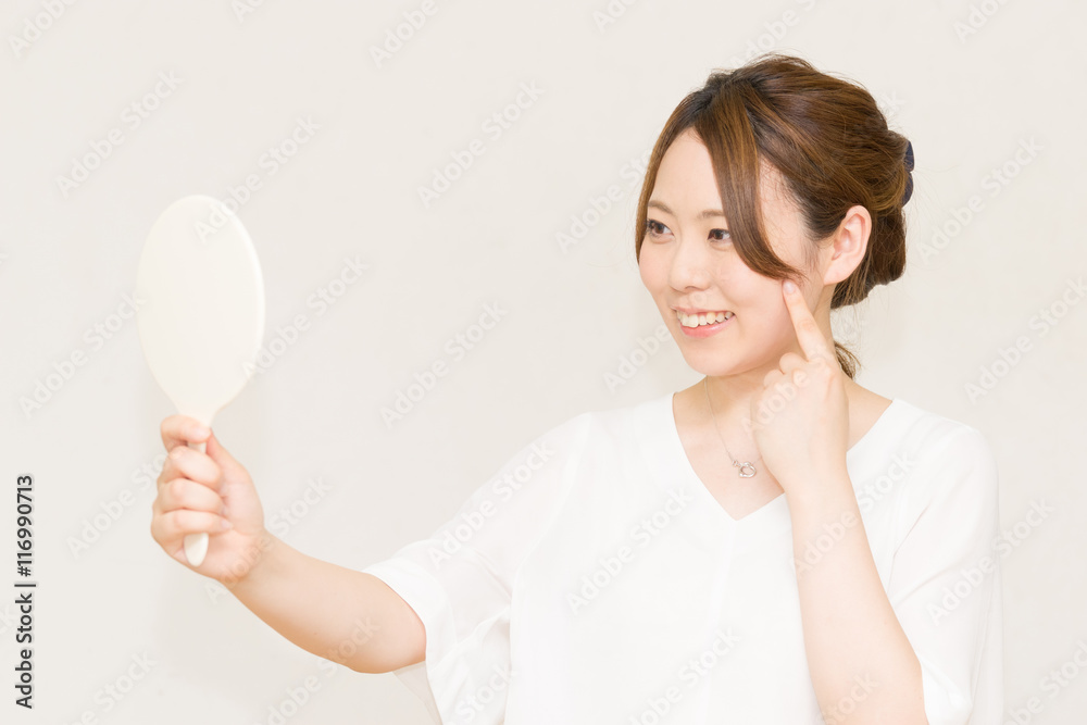 鏡を見る女性(美容イメージ) 鏡を見る女性(美容イメージ)
