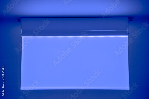 Leere blau beleuchtete Werbefläche mit textfrei photo