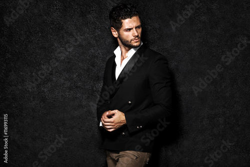 Fotografie Handsome man posing, night life.