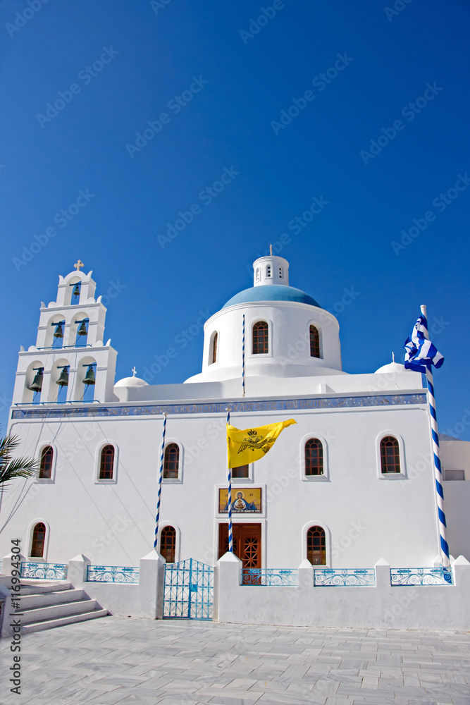 Obraz premium The view of white Orthodox Cathedral on background of blue sky on Santorini island, Greece 