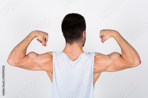 Sportler / Bodybuilder zeigt seine Muskeln