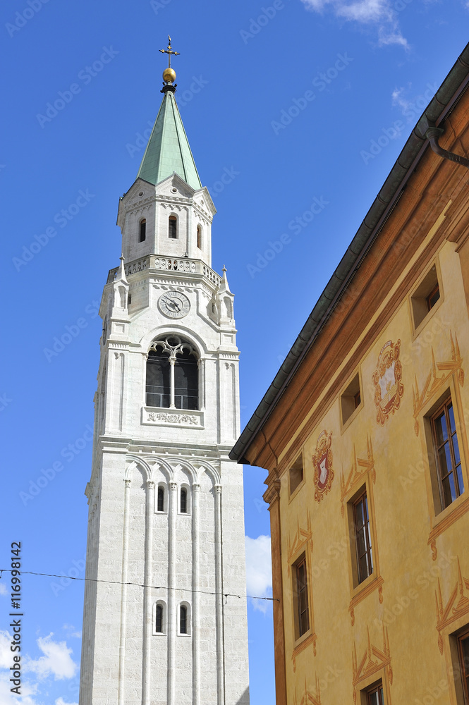 Cortina d'Ampezzo, Dolomiti, il centro e la chiesa