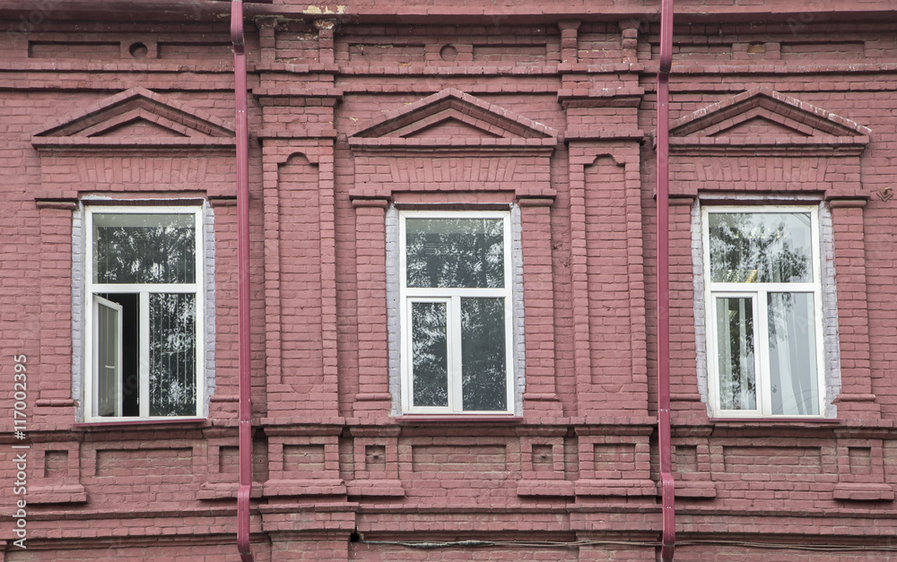 Фрагмент фасада старого здания из красного кирпича.
