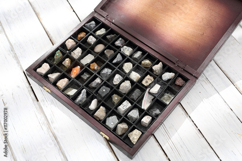 Kolekcja kamieni. Kasetka minerałów, kolekcja kamieni.