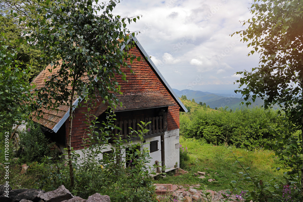 Obraz premium maison de montagne dans les Vosges, Strohberg, Alsace, France