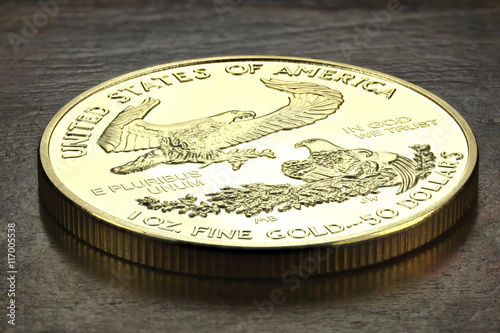 Foto 1 ounce American gold eagle bullion coin on wooden background