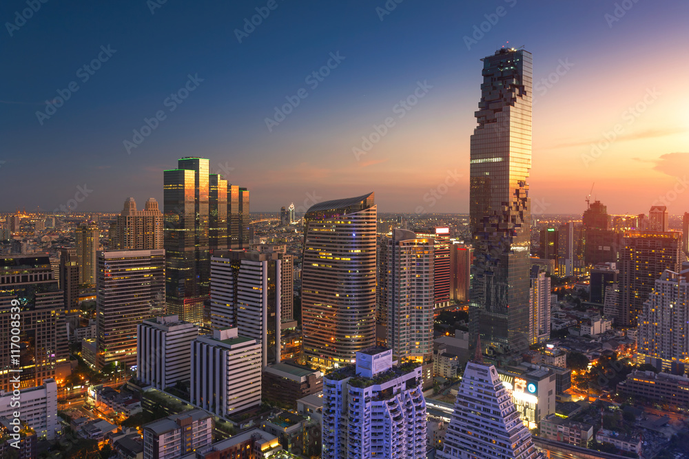 Naklejka premium Panoramę miasta Bangkoku w świetle słonecznym