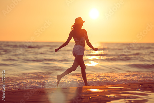 Obraz na płótnie Running barefoot on the beach w salonie