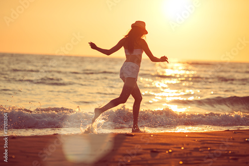 Fototapeta Naklejka Na Ścianę i Meble -  Running barefoot on the beach
