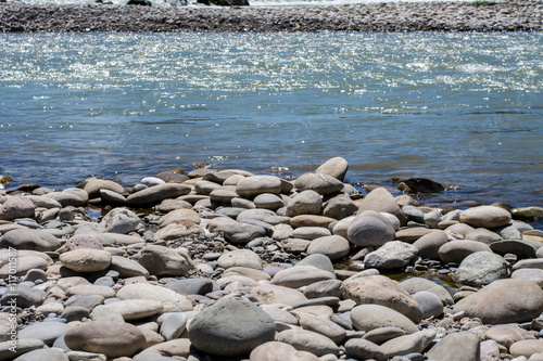 Wasser am Rhein im Sommer am baden