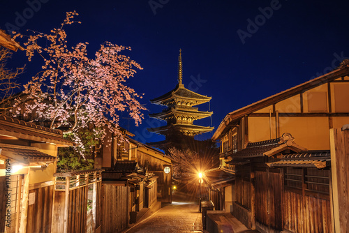 八坂の塔と夜桜