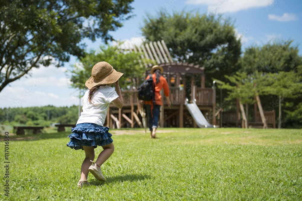 公園で遊ぶ親子