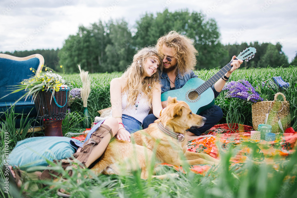 Repeler frotis Solitario Young pretty hippie couple with guitar and dog outdoor foto de Stock |  Adobe Stock