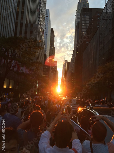 Manhattanhenge, coucher de soleil sur la 42e rue, New York photo