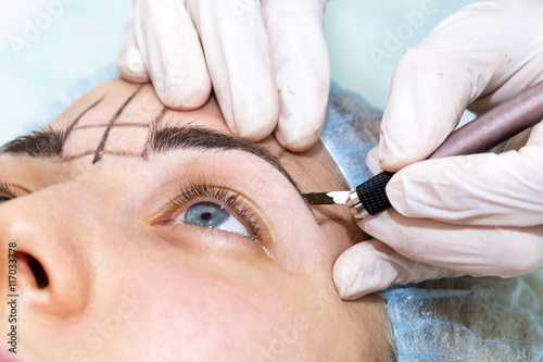 Mikrobleyding eyebrows workflow in a beauty salon