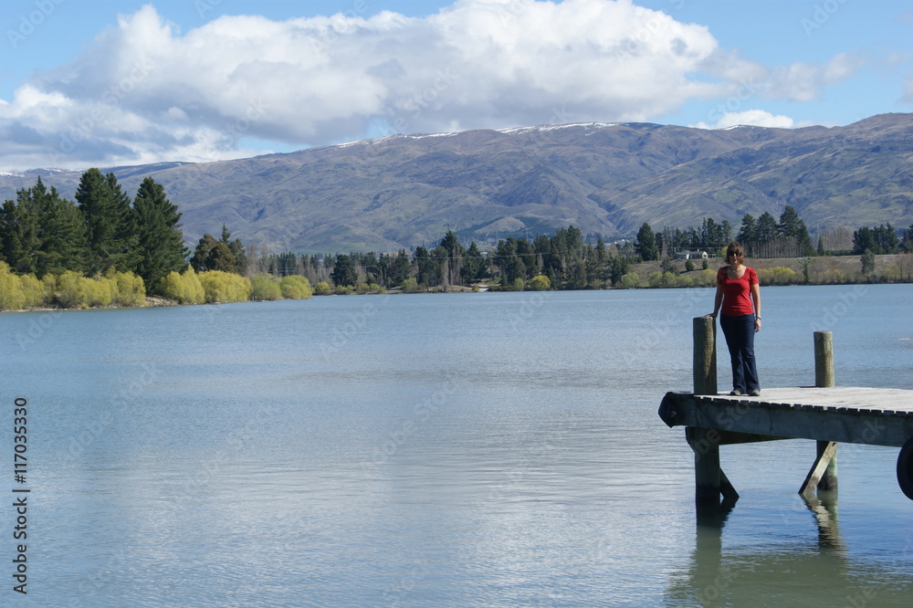 femme sur un ponton femme sur un ponton