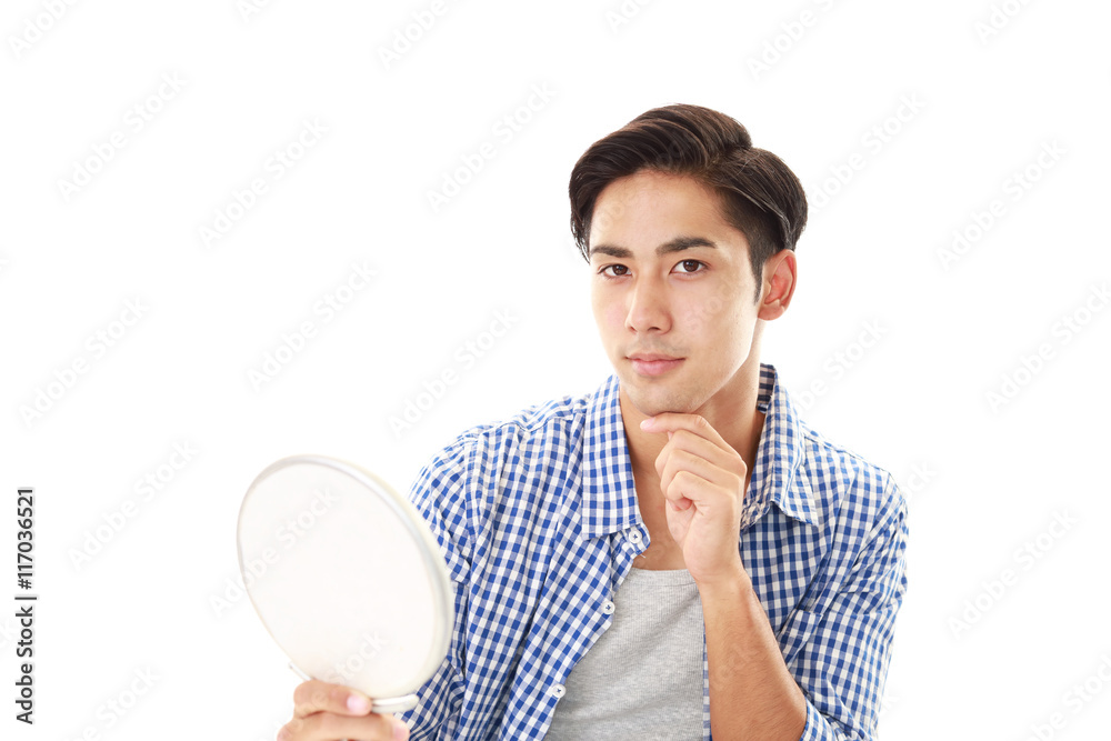 手鏡を持つ笑顔の青年