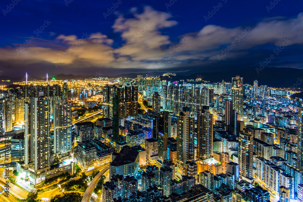 香港　高層ビルが立ち並ぶ光景　夕景・夜景