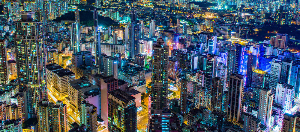 Fototapeta premium 香港 高層ビルが立ち並ぶ光景 夕景・夜景