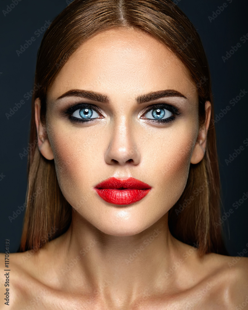 Fototapeta premium zmysłowy portret glamour pięknej kobiety modelki ze świeżym codziennym makijażem z czerwonymi ustami i czystą, zdrową skórę twarzy