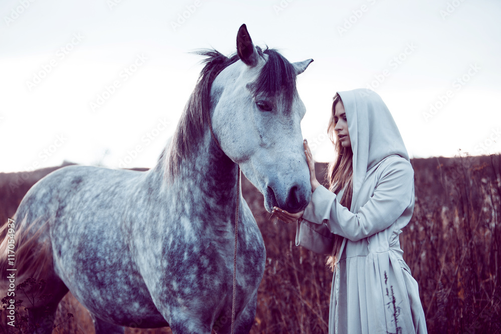 Fototapeta dziewczyna w płaszczu z kapturem z koniem, efekt tonowania