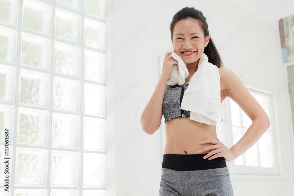 汗を拭く女性 汗を拭く女性