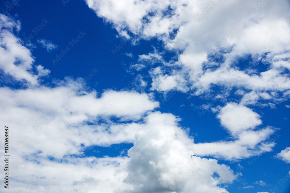 Obraz premium Deep blue sky and clouds