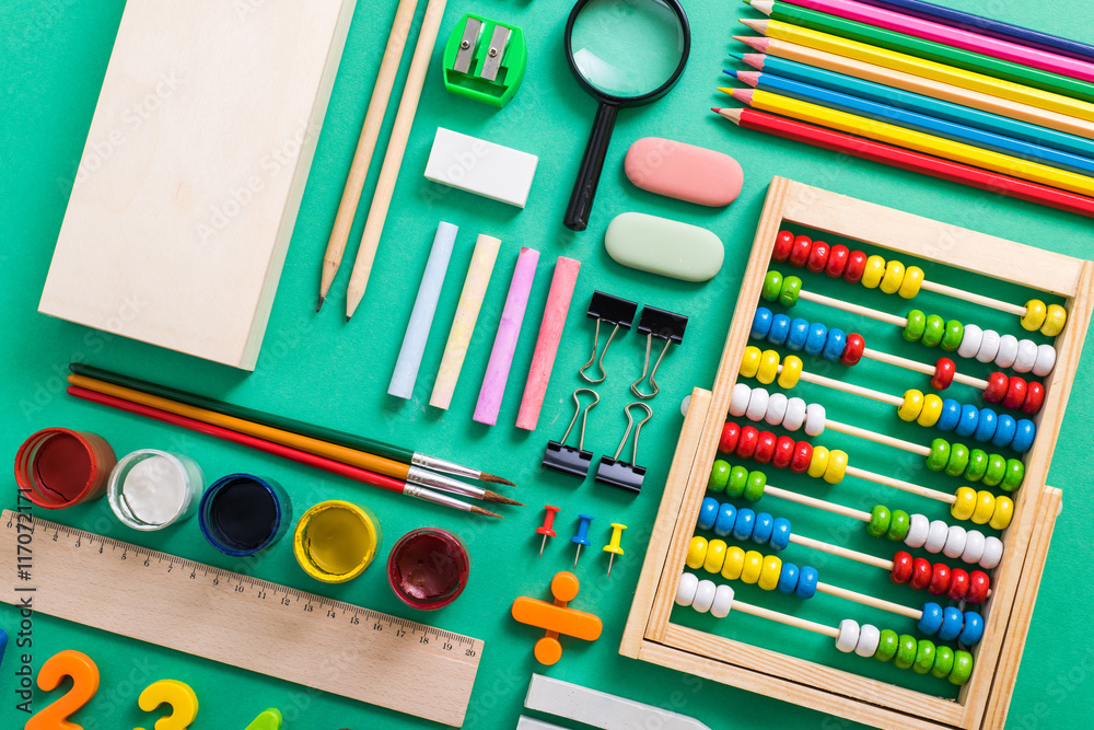 Naklejka premium elementary school supplies on green board