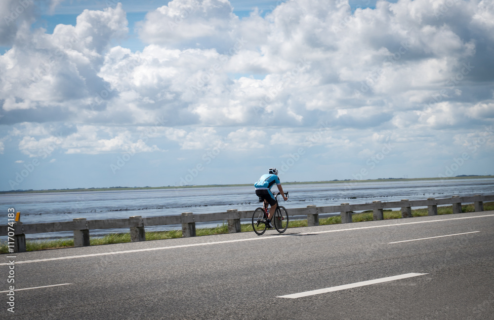 Rennradfahrer auf der Strasse StockFoto Adobe Stock