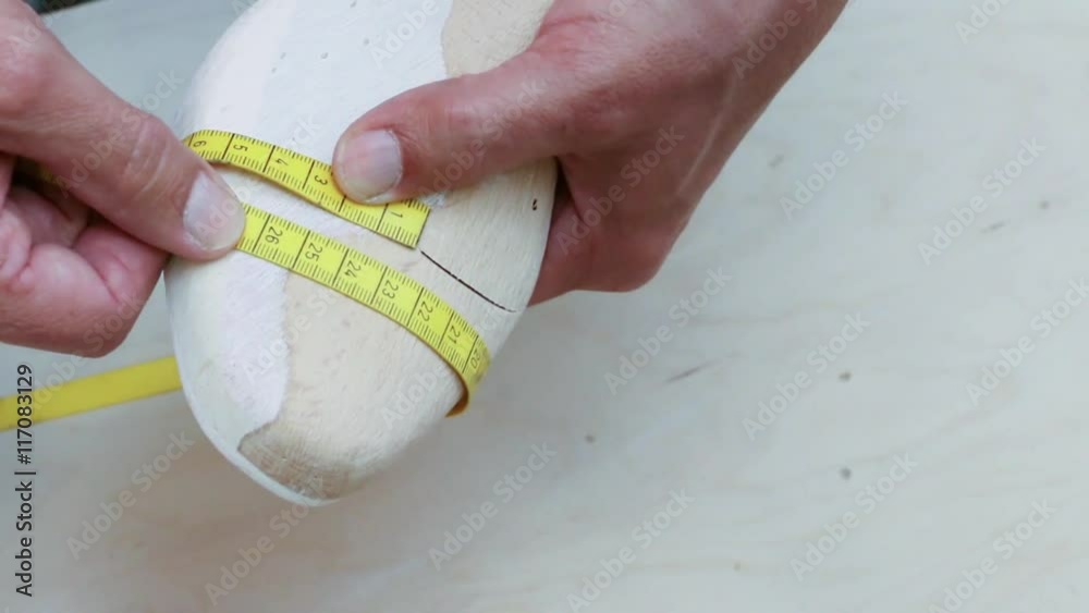 Ein Leisten wird vom Orthopädietechniker vermessen
