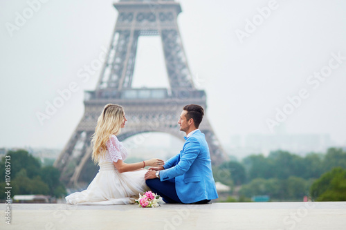 Just married couple near the Eiffel tower in Paris © Ekaterina Pokrovsky
