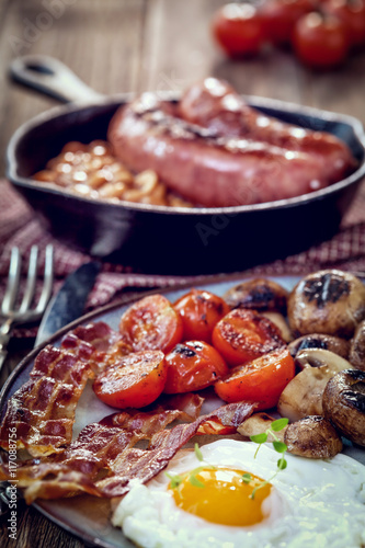English breakfast with eggs, tomatoes, mushrooms, bacon and beans 